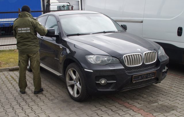 Funkcjonariusze straży granicznej odzyskali BMW i jaguara (zdjęcia)