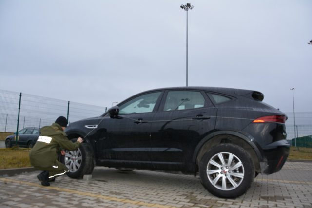 Funkcjonariusze straży granicznej odzyskali BMW i jaguara (zdjęcia)