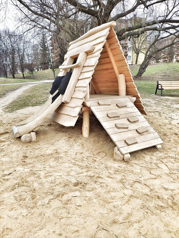 Gratka dla dzieci. Nowy plac zabaw z tyrolką w Parku Jana Pawła II (zdjęcia)