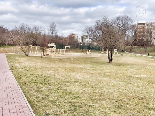 Gratka dla dzieci. Nowy plac zabaw z tyrolką w Parku Jana Pawła II (zdjęcia)