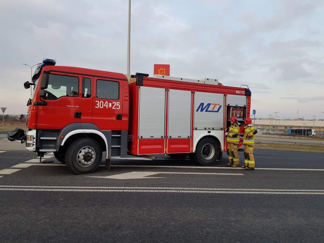 Skręcała w lewo, zajechała drogę toyocie. Doprowadziła do zderzenia pojazdów (zdjęcia)