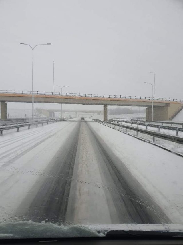 Biało na drogach regionu. Intensywne opady śniegu pogorszyły warunki do jazdy (wideo, zdjęcia)