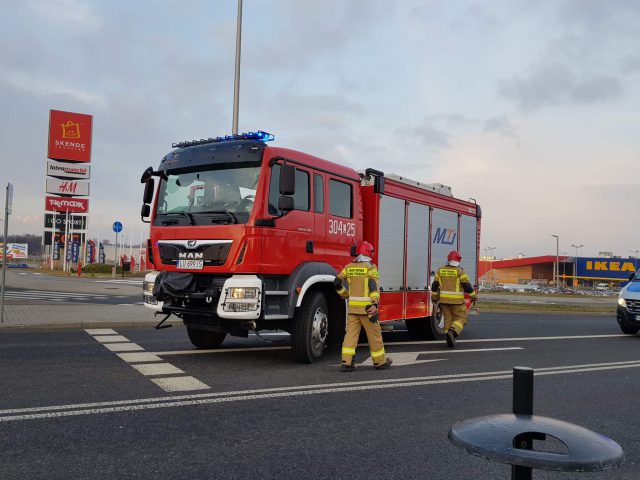 Skręcała w lewo, zajechała drogę toyocie. Doprowadziła do zderzenia pojazdów (zdjęcia)