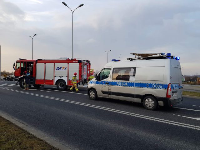 Skręcała w lewo, zajechała drogę toyocie. Doprowadziła do zderzenia pojazdów (zdjęcia)