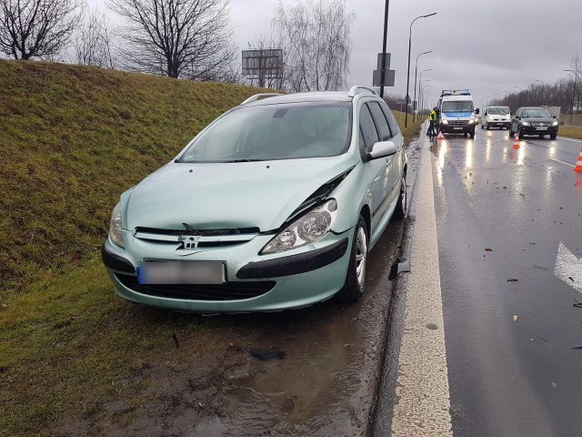 Wypadek na wjeździe do Lublina. Wjechał peugeotem w forda (zdjęcia)