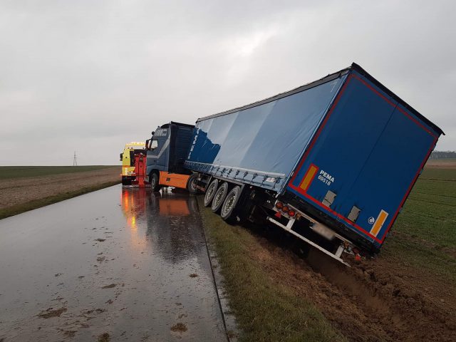 Ciężarówka wpadła do rowu. Droga jest zablokowana (zdjęcia)