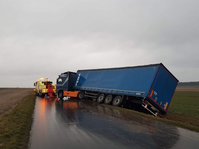 Ciężarówka wpadła do rowu. Droga jest zablokowana (zdjęcia)