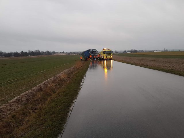 Ciężarówka wpadła do rowu. Droga jest zablokowana (zdjęcia)