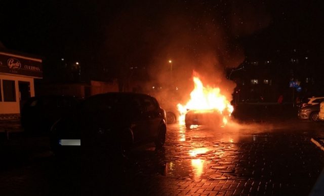 W trakcie jazdy zaczął się jej palić samochód. Zjechała na parking, ogień uszkodził trzy inne auta (zdjęcia)