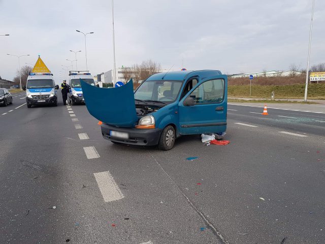 Wypadek na Bursakach. Renault zderzył się z mercedesem, jedna osoba w szpitalu (zdjęcia)