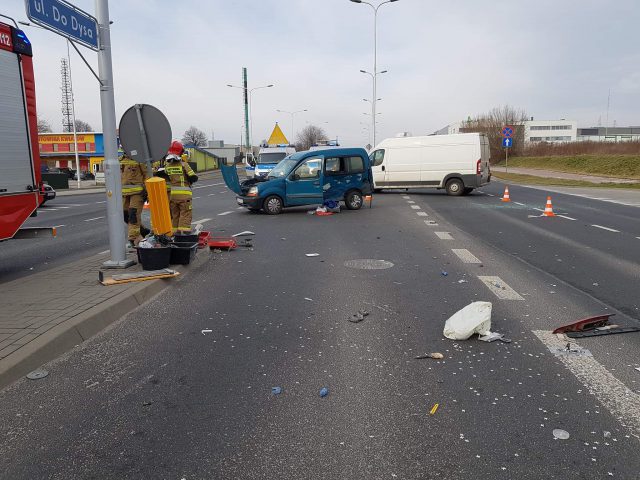 Wypadek na Bursakach. Renault zderzył się z mercedesem, jedna osoba w szpitalu (zdjęcia)