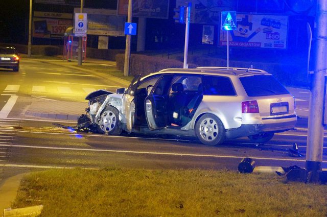 Nocny wypadek na rondzie w Lublinie. Po zderzeniu volvo z audi dwie osoby trafiły do szpitala (zdjęcia)