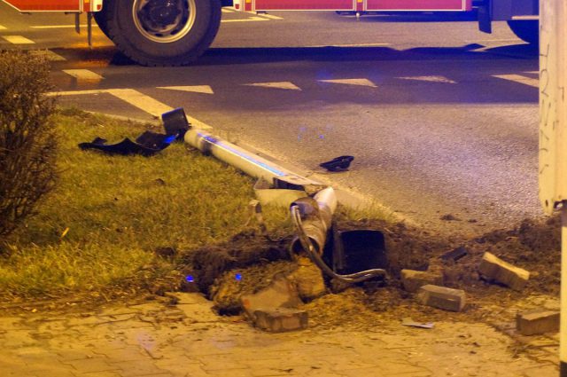 Nocny wypadek na rondzie w Lublinie. Po zderzeniu volvo z audi dwie osoby trafiły do szpitala (zdjęcia)