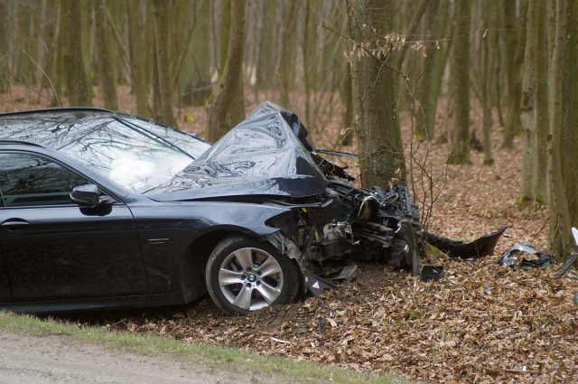 W trakcie wyprzedzania, BMW uderzyło w drzewo. Wcześniej zaczepiło o nie audi (zdjęcia)
