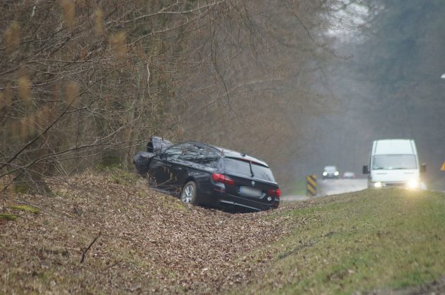 W trakcie wyprzedzania, BMW uderzyło w drzewo. Wcześniej zaczepiło o nie audi (zdjęcia)