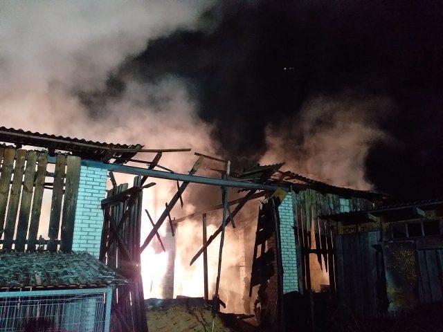 Stodoła stanęła w ogniu. Budynek spłonął doszczętnie, wraz z nim sprzęt i płody rolne (zdjęcia)