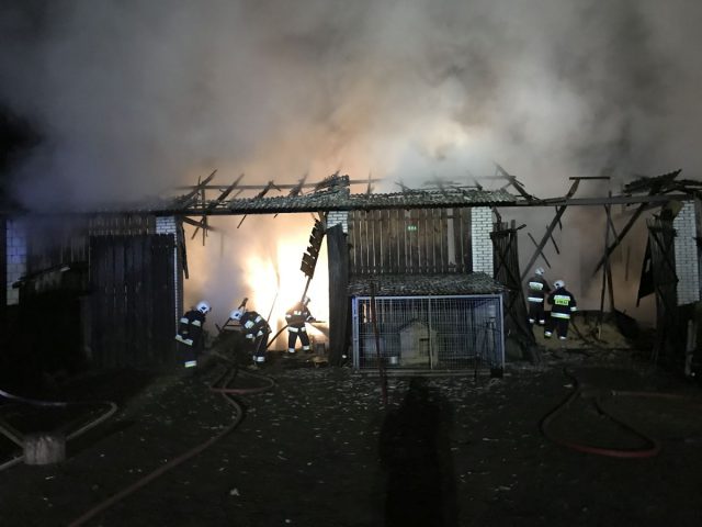 Stodoła stanęła w ogniu. Budynek spłonął doszczętnie, wraz z nim sprzęt i płody rolne (zdjęcia)
