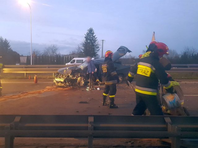 Kolejny groźny wypadek na trasie Lublin – Piaski. Kierowca renaulta jechał pod prąd, zderzył się z lexusem (zdjęcia)