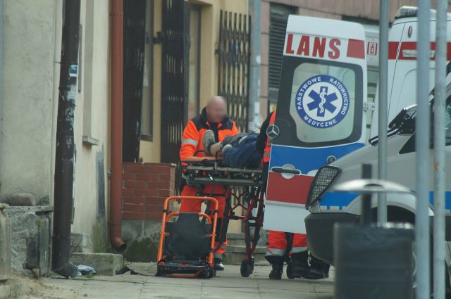 Wypadek podczas remontu kamienicy. Mężczyzna został przygnieciony przez mur (zdjęcia)