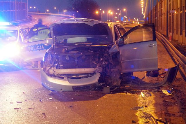 Kolejny groźny wypadek na trasie Lublin – Piaski. Kierowca renaulta jechał pod prąd, zderzył się z lexusem (zdjęcia)