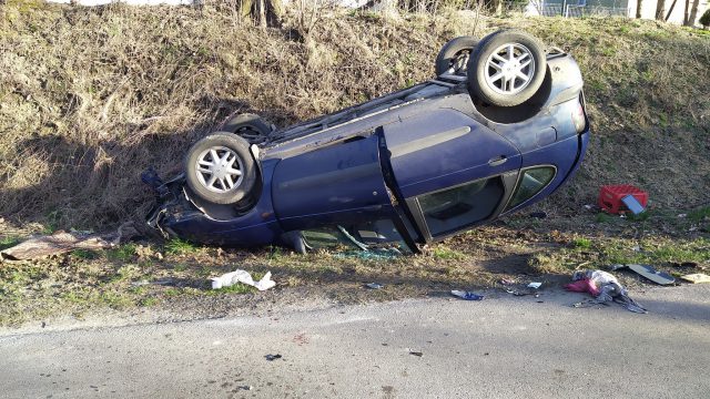 Renault dachował na lokalnej drodze, jadące nim osoby były pijane. Twierdzą, że kierowca uciekł i go nie znają (zdjęcia)