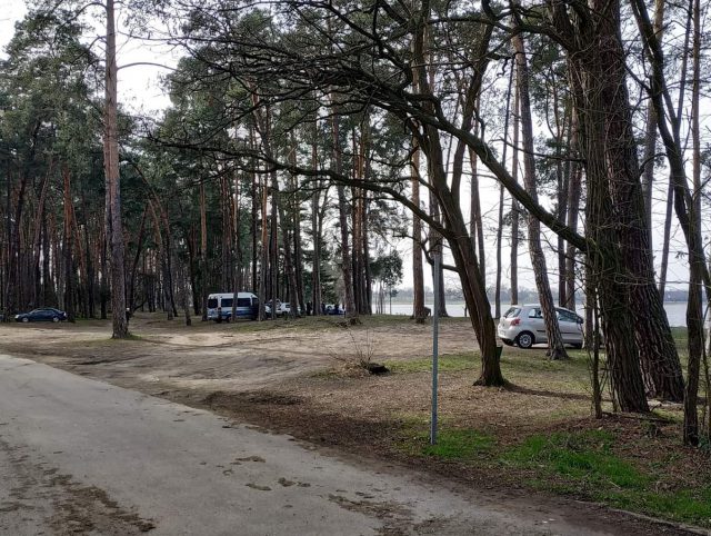 Policja sprawdza osoby grupujące się nad Zalewem Zembrzyckim (zdjęcia)