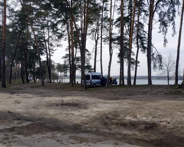 Policja sprawdza osoby grupujące się nad Zalewem Zembrzyckim (zdjęcia)