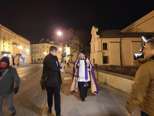 Ksiądz z Lublina przemierza ulice miasta modląc się o oddalenie zarazy. Towarzyszą mu relikwie św. Antoniego (zdjęcia)