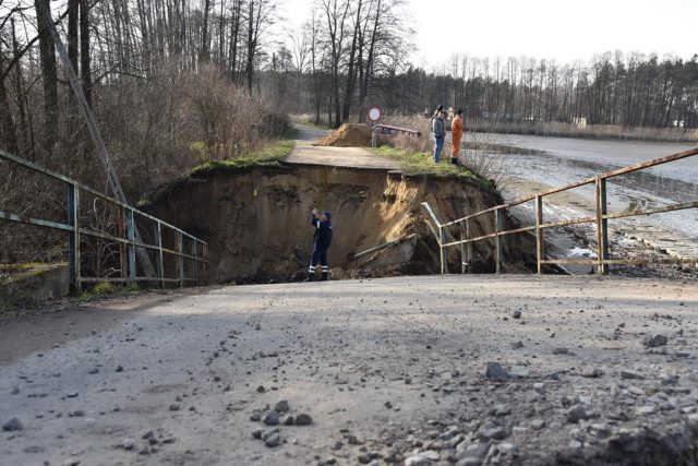 Bobry podzieliły miejscowość na dwie części. Podkopały groblę, zawalił się most (zdjęcia, wideo)