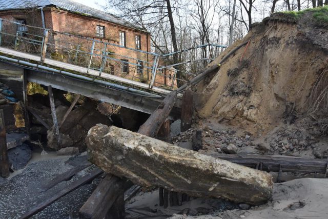 Bobry podzieliły miejscowość na dwie części. Podkopały groblę, zawalił się most (zdjęcia, wideo)