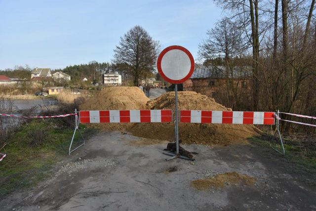 Bobry podzieliły miejscowość na dwie części. Podkopały groblę, zawalił się most (zdjęcia, wideo)