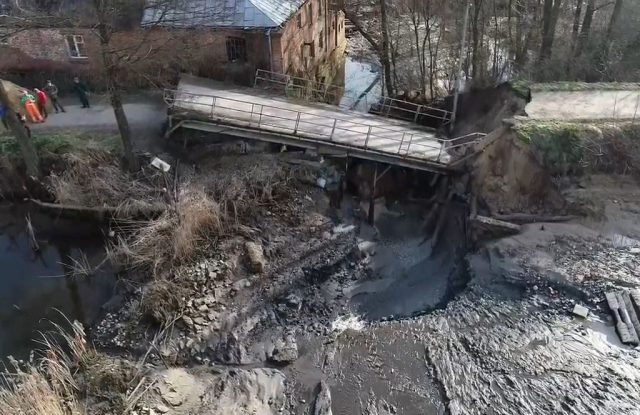 Bobry podzieliły miejscowość na dwie części. Podkopały groblę, zawalił się most (zdjęcia, wideo)