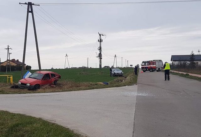 Zderzenie dwóch opli na skrzyżowaniu. Jedna osoba trafiła do szpitala (zdjęcia)