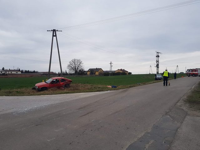 Zderzenie dwóch opli na skrzyżowaniu. Jedna osoba trafiła do szpitala (zdjęcia)