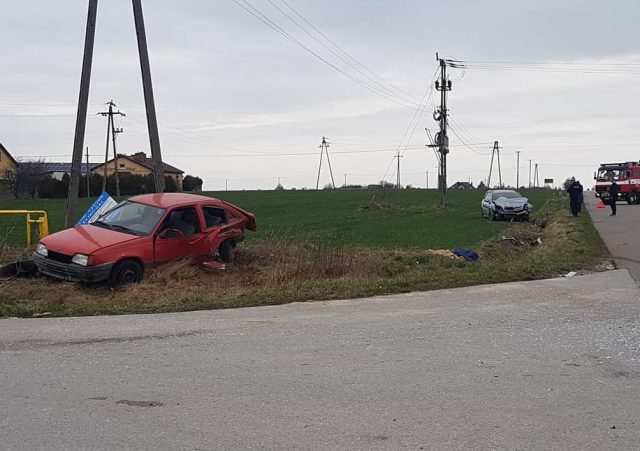 Zderzenie dwóch opli na skrzyżowaniu. Jedna osoba trafiła do szpitala (zdjęcia)