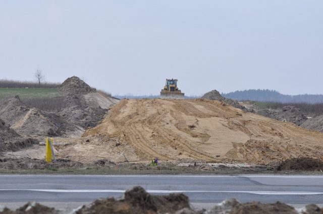 Ruszyła budowa obwodnicy Chodla. Nowa trasa połączy drogi wojewódzkie nr 833 i 747 (zdjęcia)