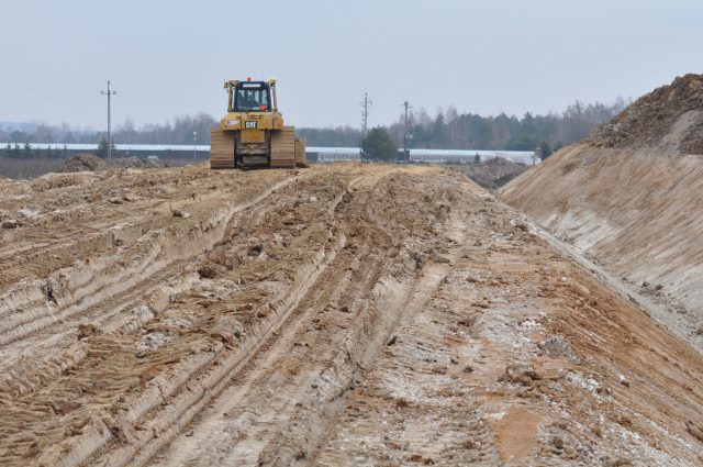 Ruszyła budowa obwodnicy Chodla. Nowa trasa połączy drogi wojewódzkie nr 833 i 747 (zdjęcia)
