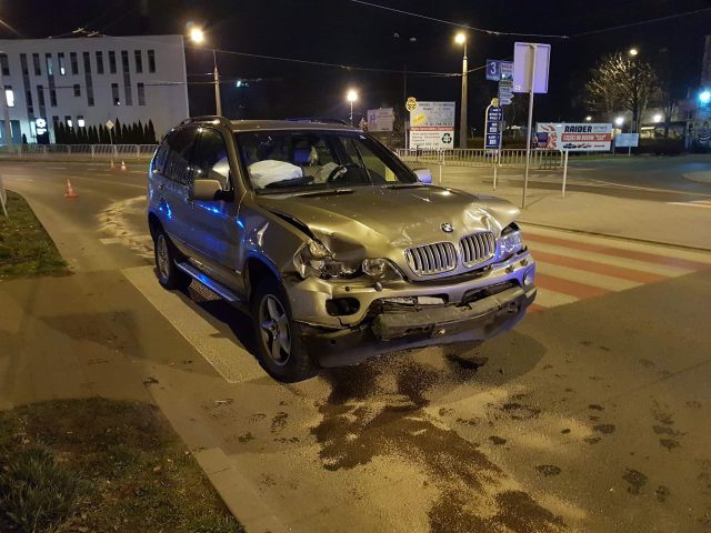 BMW staranowało skręcającego forda, kierowca z pasażerką uciekli pieszo. Oferowali poszkodowanemu 10 tys. złotych (zdjęcia)