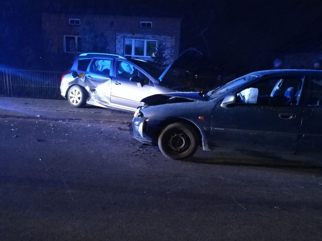 Wjechała w stojącego przed bramą posesji peugeota. Na szczęście nikt nie ucierpiał (zdjęcia)