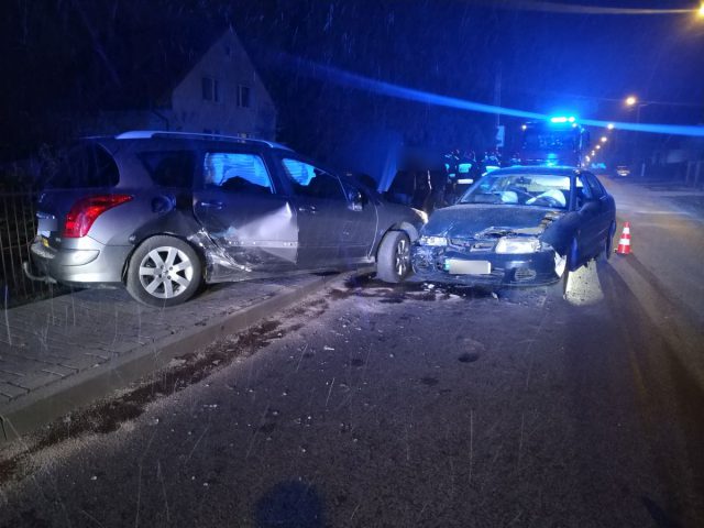 Wjechała w stojącego przed bramą posesji peugeota. Na szczęście nikt nie ucierpiał (zdjęcia)