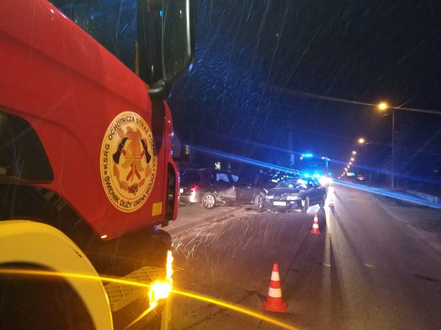 Wjechała w stojącego przed bramą posesji peugeota. Na szczęście nikt nie ucierpiał (zdjęcia)