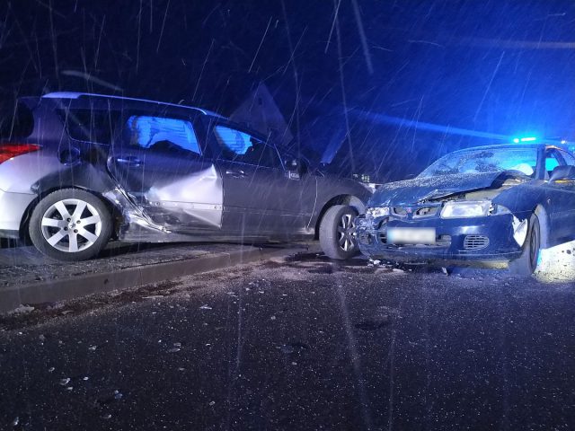 Wjechała w stojącego przed bramą posesji peugeota. Na szczęście nikt nie ucierpiał (zdjęcia)