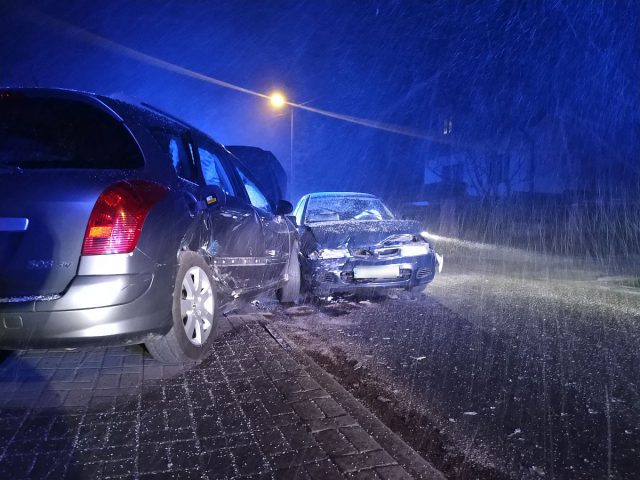 Wjechała w stojącego przed bramą posesji peugeota. Na szczęście nikt nie ucierpiał (zdjęcia)