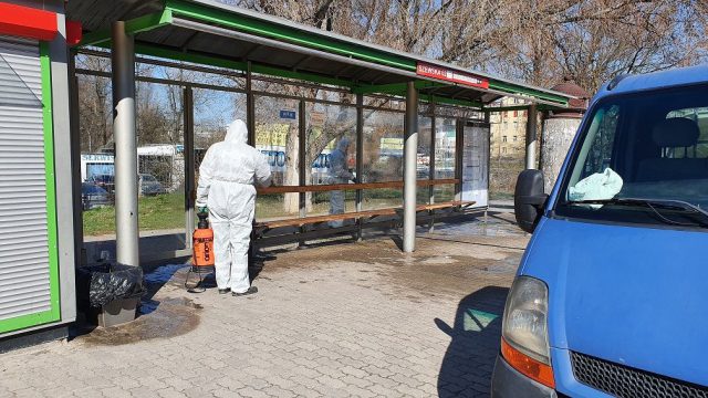 Trwa dezynfekowanie przystanków komunikacji miejskiej w Lublinie (zdjęcia)