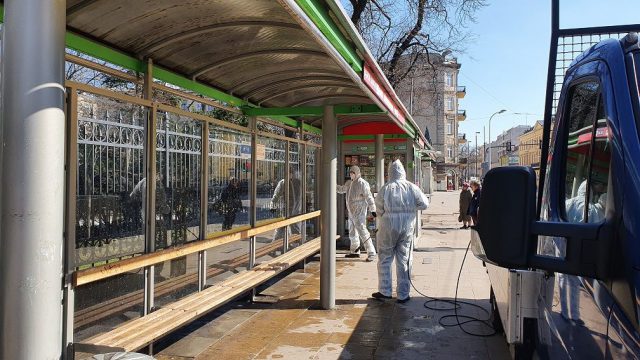 Trwa dezynfekowanie przystanków komunikacji miejskiej w Lublinie (zdjęcia)