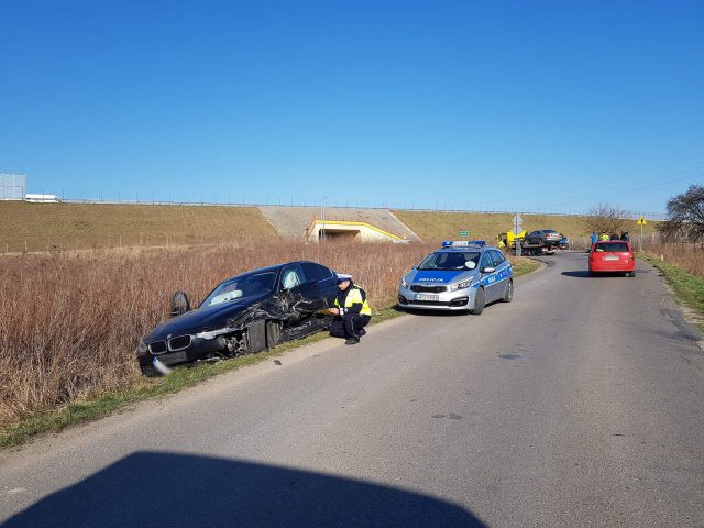 Zjechał na przeciwległy pas jezdni, doprowadził do zderzenia. Volvo dachowało (zdjęcia)