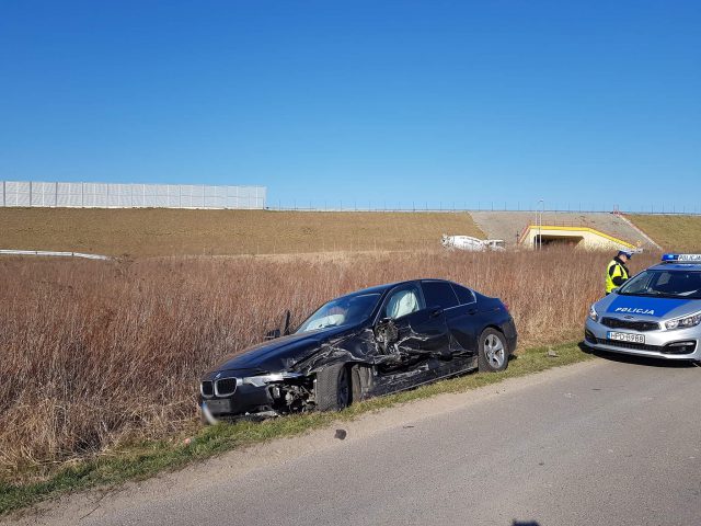 Zjechał na przeciwległy pas jezdni, doprowadził do zderzenia. Volvo dachowało (zdjęcia)