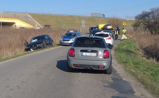 Zjechał na przeciwległy pas jezdni, doprowadził do zderzenia. Volvo dachowało (zdjęcia)