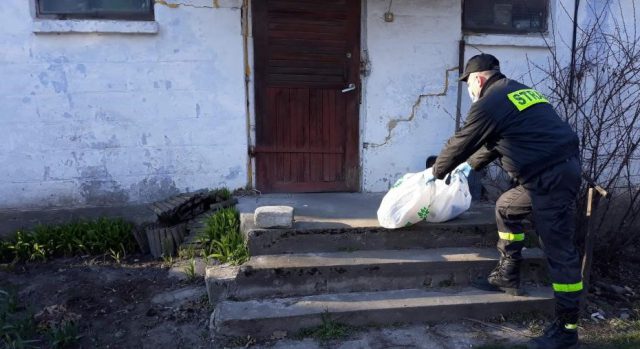 Strażacy ochotnicy dowożą objętym kwarantanną żywność, robią też zakupy (zdjęcia)