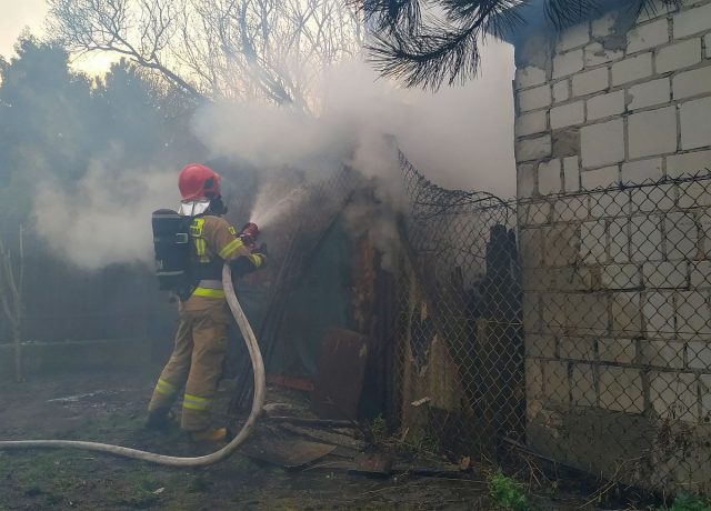 Pożar składu opału w Lublinie. Kilkudziesięciu strażaków walczy też z pożarami traw (zdjęcia)